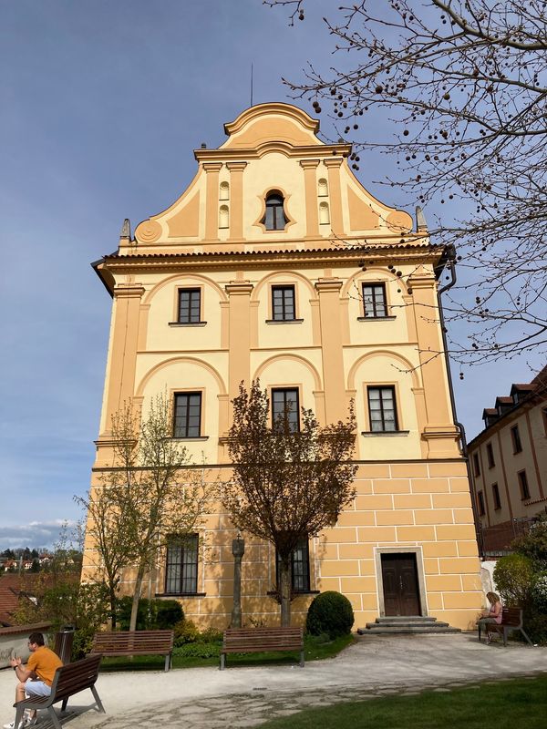 Panoramablick auf das Schloss bei Nacht