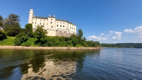 Mittelalterliches Schloss am Fluss