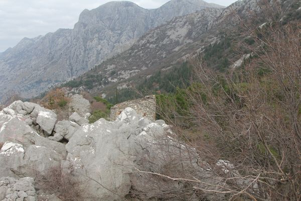 Erkunde die Geheimnisse der Škaljari Festung