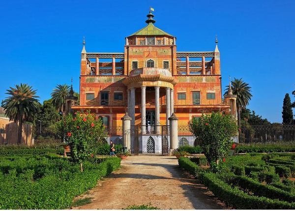 Chinoiserie-Architektur am Rande eines Parks