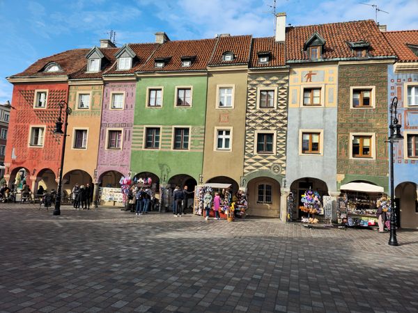 Farbenfrohe Handelshäuser erkunden