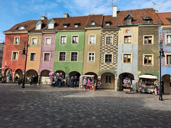 Farbenfrohe Handelshäuser erkunden