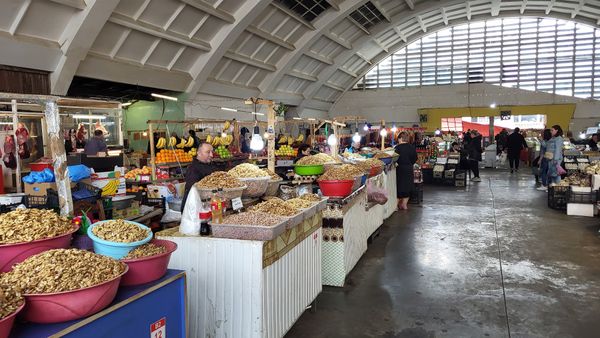 Farbenfroher Markt voller lokaler Köstlichkeiten