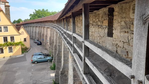 Historischer Spaziergang auf der Mauer
