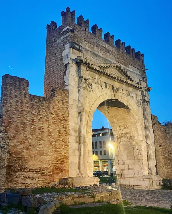 Bewundere das älteste römische Tor