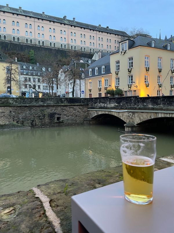 Feierabendbier mit Blick aufs Wasser