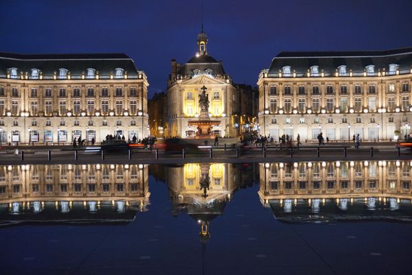 Spiegelnder Wasserzauber am Platz