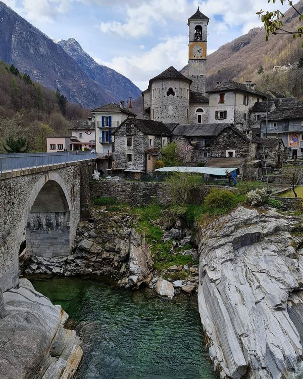 Kristallklares Wasser im Verzasca Tal