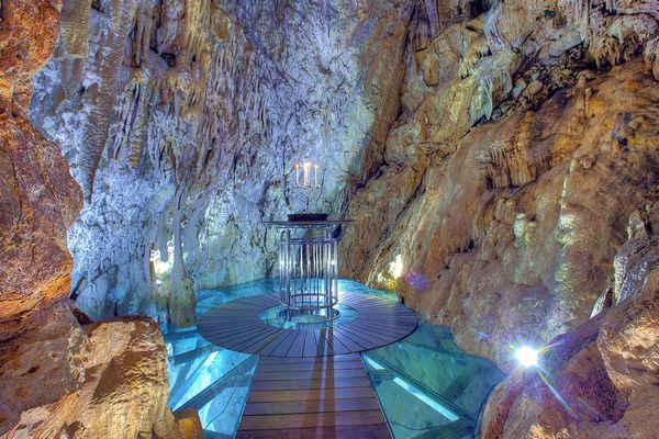 Cocktails in einer Grotte genießen