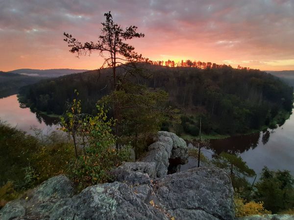 Atemberaubender Sonnenaufgang über der Moldau