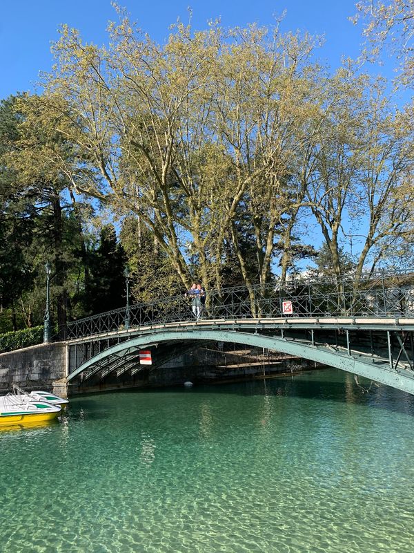 Romantische Momente auf der Liebesbrücke