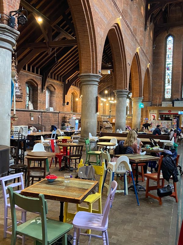 Kaffee in historischer Kirche