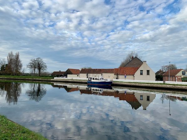 Malerische Bootsfahrt genießen