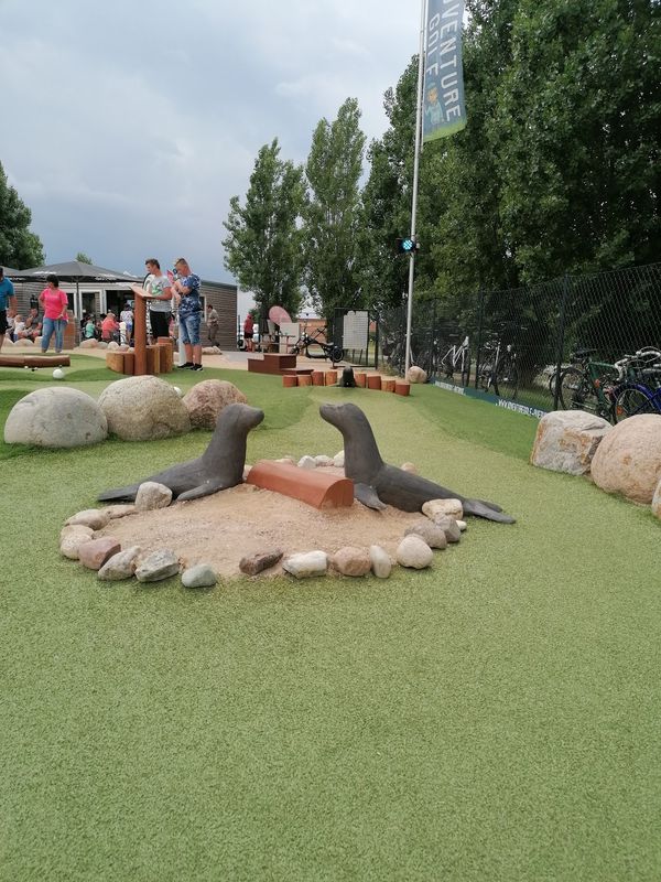 Spaß beim Adventure Golf