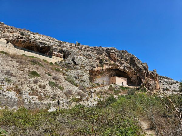 Einzigartige Kirche in einer Höhle