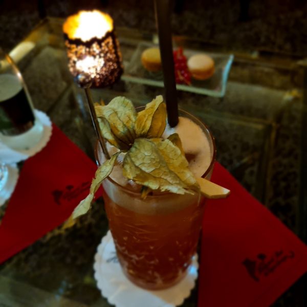 Cocktails mit Seeblick im Hôtel d’Angleterre