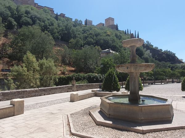 Romantische Spaziergänge am Flussufer