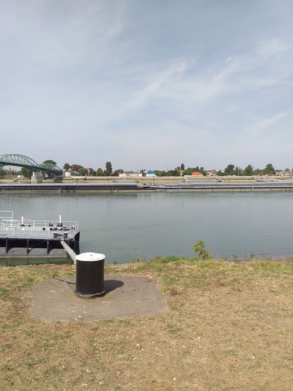 Romantischer Spaziergang am Wasser