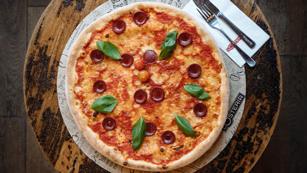 Jumbo-Pizza in gemütlicher Atmosphäre mit traumhaftem Wasserblick