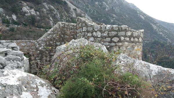 Erkunde die Geheimnisse der Škaljari Festung
