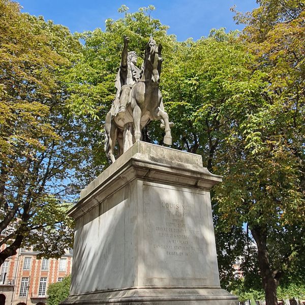 Picnic in Paris's oldest planned square