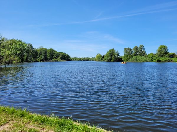 Idyllische Uferpromenade