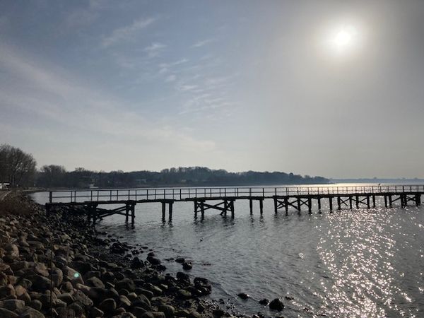 Kunst trifft Natur am malerischen Strand