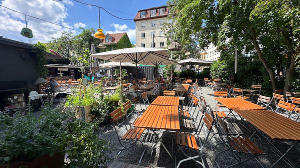 Lässige Bar mit Autoteilen-Deko