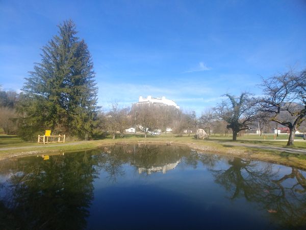 Erfrischende Abkühlung im Stadtfluss