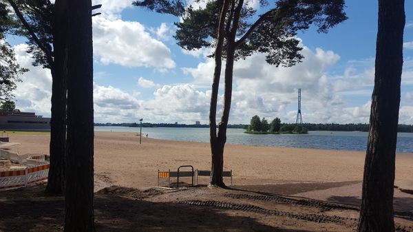 Sonniges Strandvergnügen in der Stadt