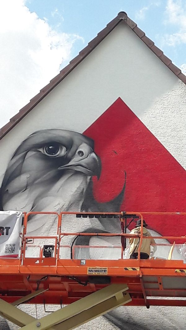 Bunte Straßenkunst am Ostseestrand