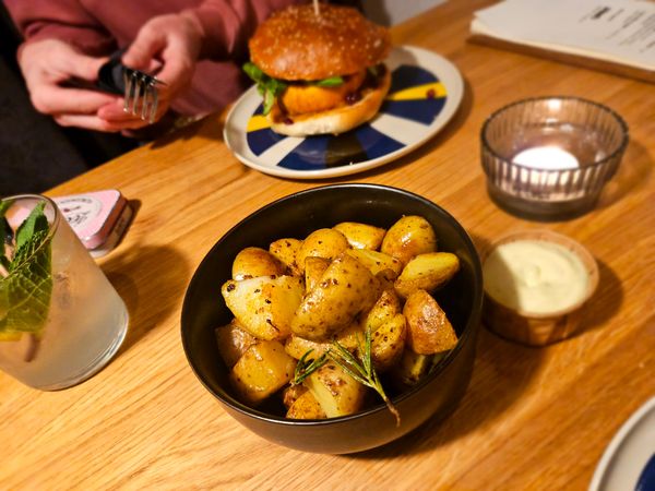 Von Frühstück bis Cocktails, alles unter einem Dach