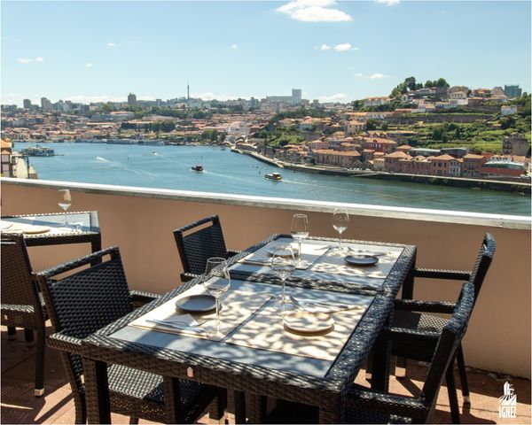 Cocktails mit Flussblick