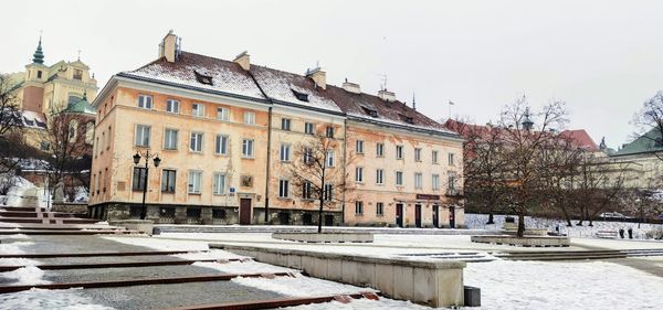 Charmantes Viertel mit Mosaikuhr