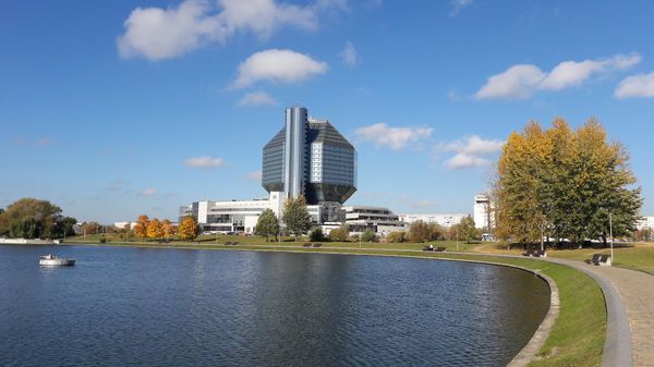 Futuristisches Wahrzeichen mit Aussicht