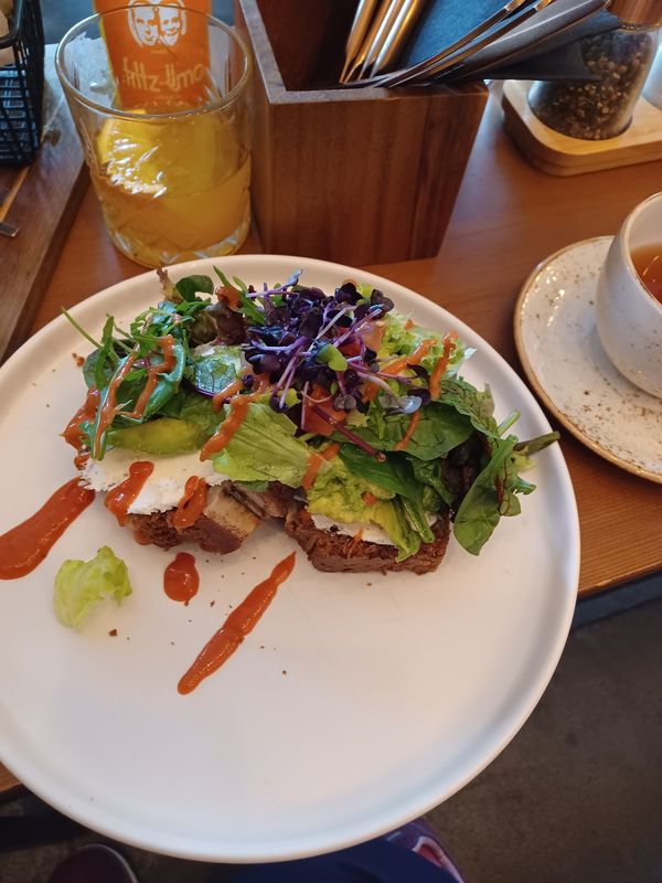 Hipstercafé mit leckeren Eggs Benedict