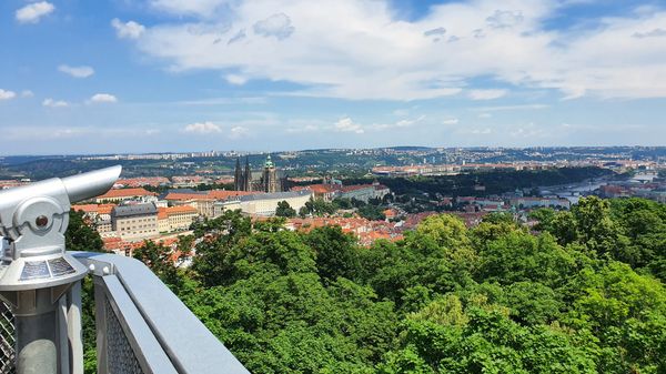 Erklimmt den Petřin Turm für eine atemberaubende Aussicht
