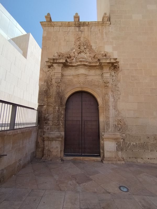 Bewundern Sie Alicantes älteste Kirche