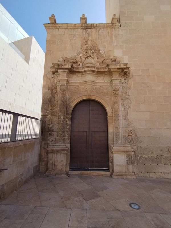 Bewundern Sie Alicantes älteste Kirche