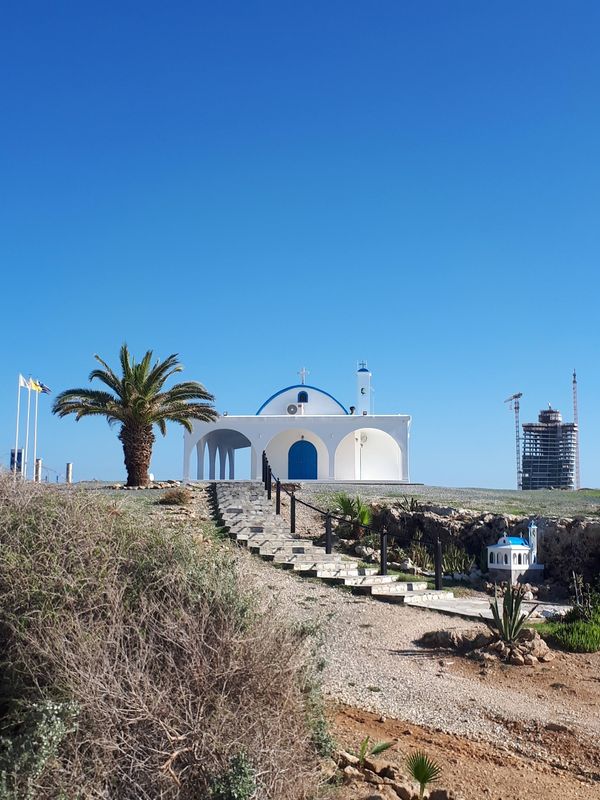 Idyllischer Strand mit alter Kapelle