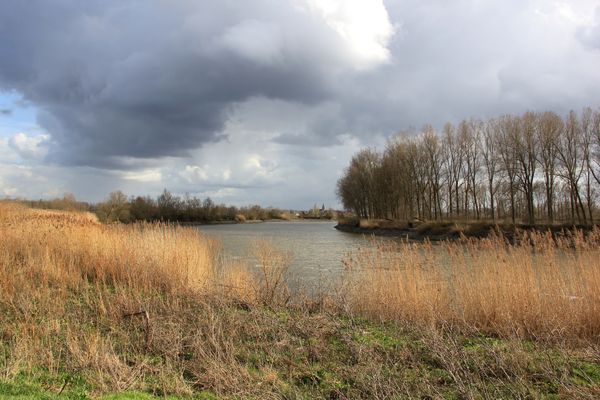 Spaziergang am historischen Flussufer