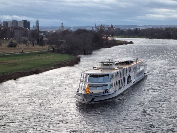 Malersiche Elbfahrt auf historischem Dampfer