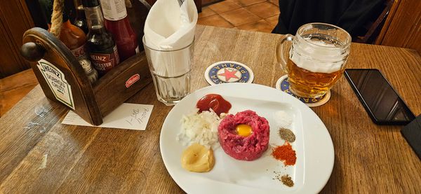 Tauche ein in 200 Jahre Prager Kneipengeschichte