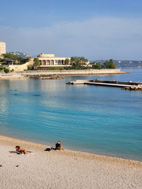 Sonnenbaden und Entspannen am Stadtstrand