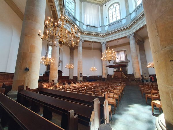 Bewundere die runde Kuppel der Marekerk