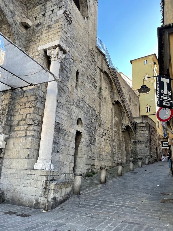 Historische Spuren an der Porta Soprana