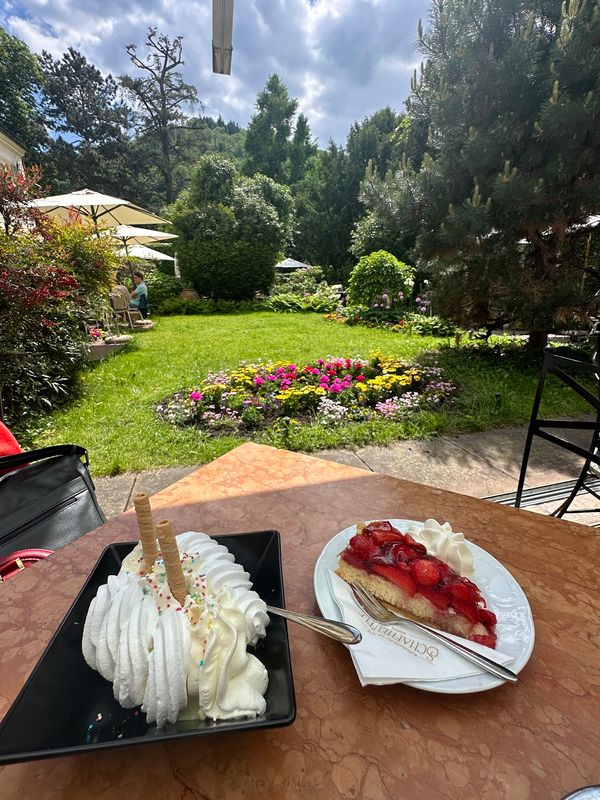 Kaffee und Kuchen in grüner Oase