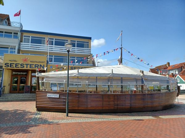 Maritimes Flair mit Bootsterrasse