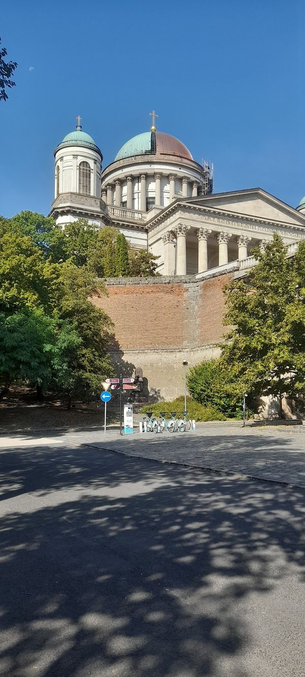 Historischer Platz mit königlicher Aussicht