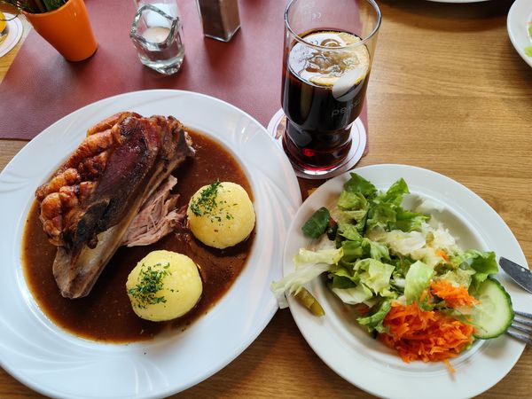 Genuss unter Bäumen im idyllischen Biergarten